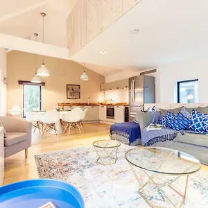 The Cliffside Chalet - Modern 3bdr Riverside , Bath United Kingdom